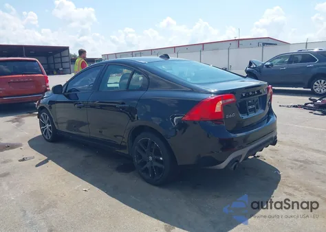 2017 Volvo S60 T5 Dynamic z USA, uszkodzony, nr VIN YV126MFLXH2430810